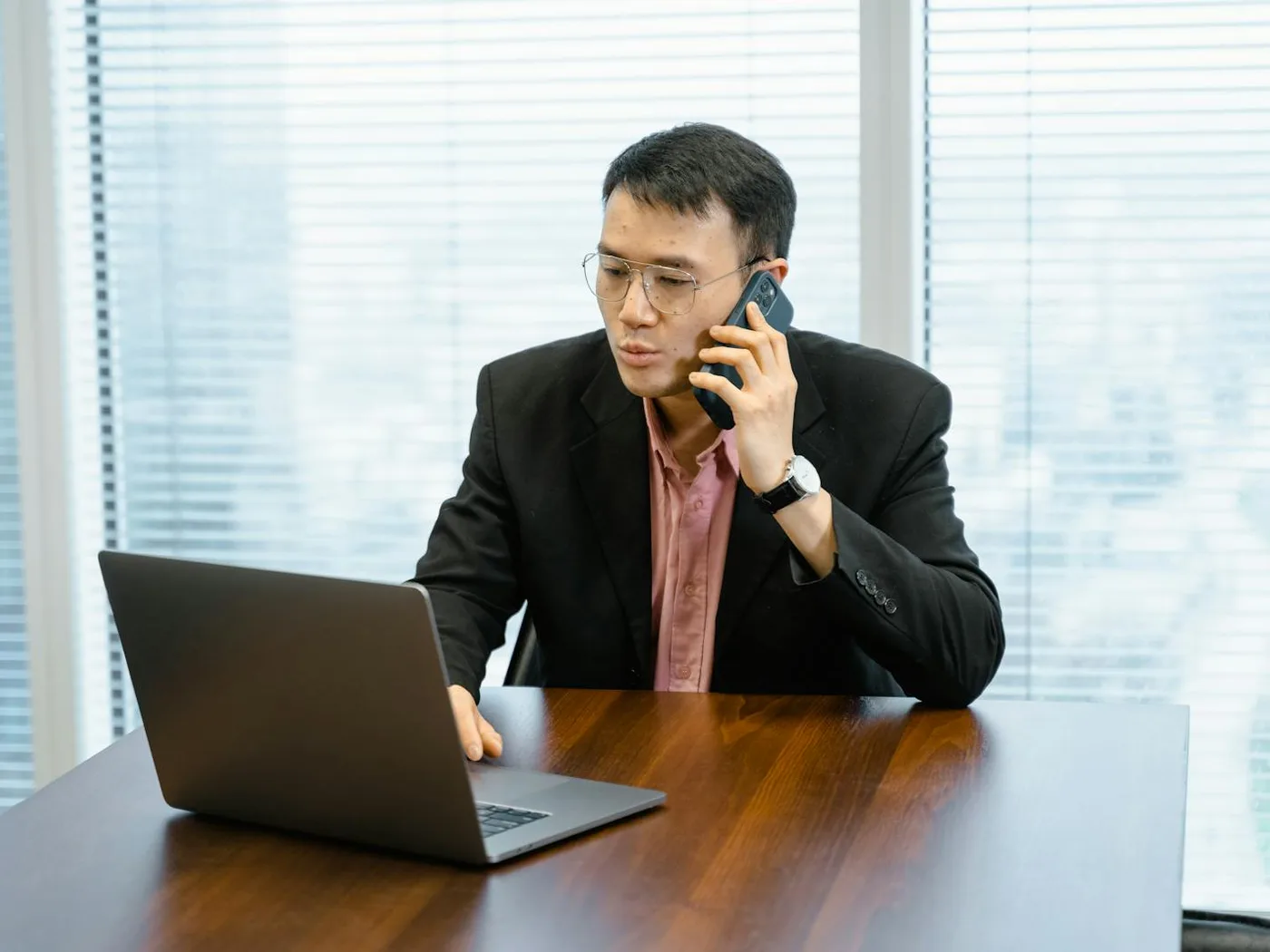 Foto: Telefonie auf Tischtelefon, Laptop und Smartphone
